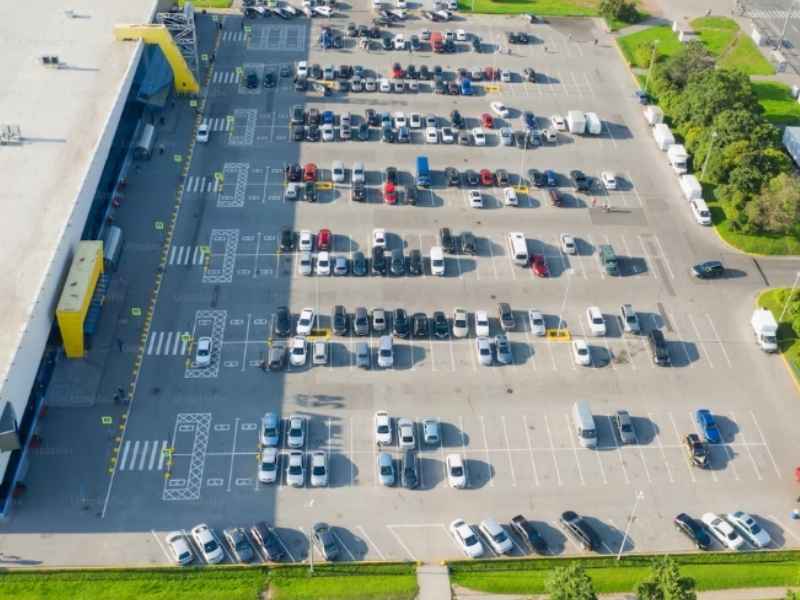 Aerial view of a commercial property with shared parking and drive aisles in Dallas Texas